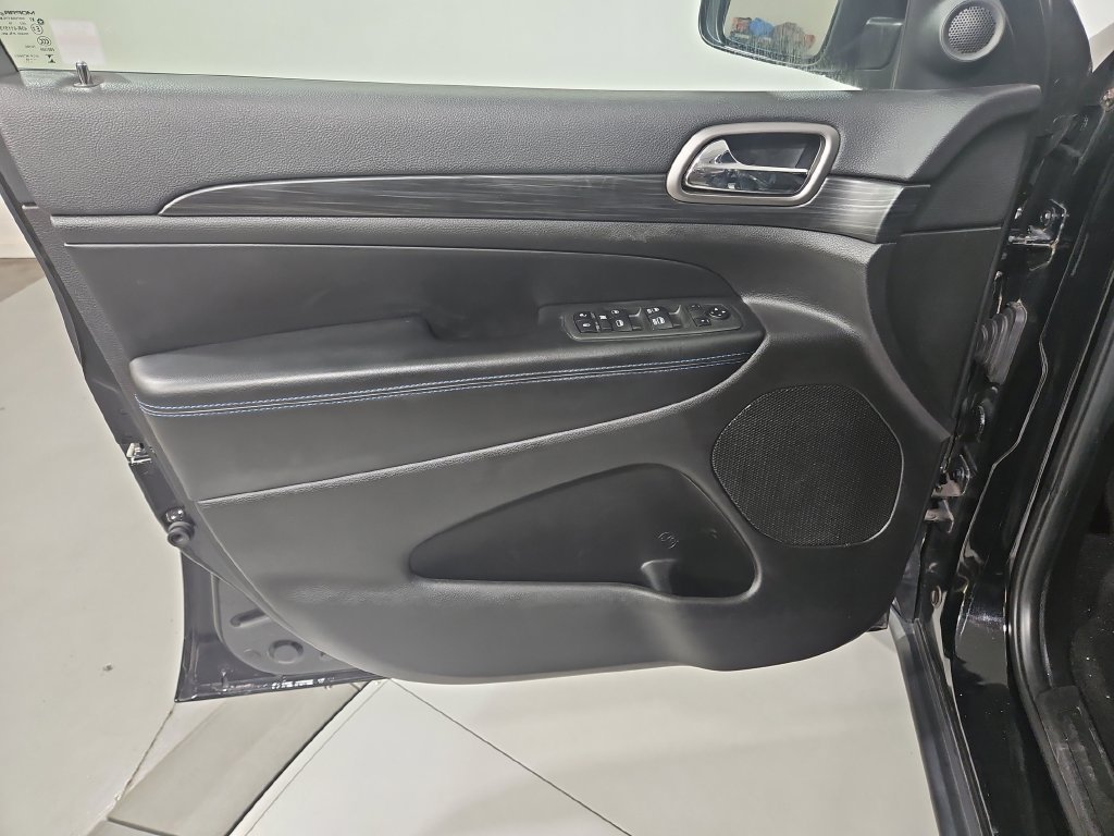 Used 2019 Black Jeep Laredo image 11