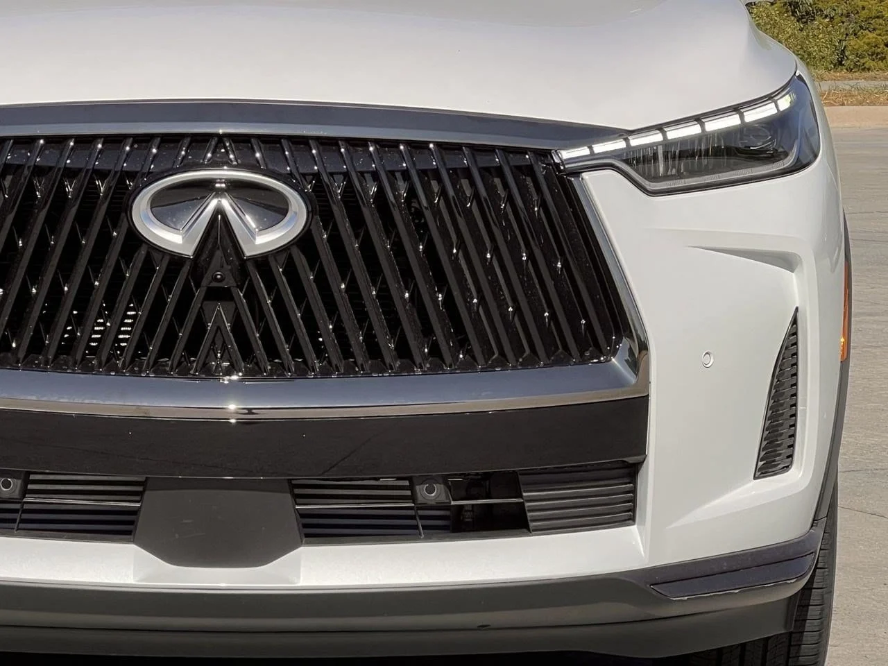 New 2027 2T RAD WHT INFINITI Autograph AWD image 36