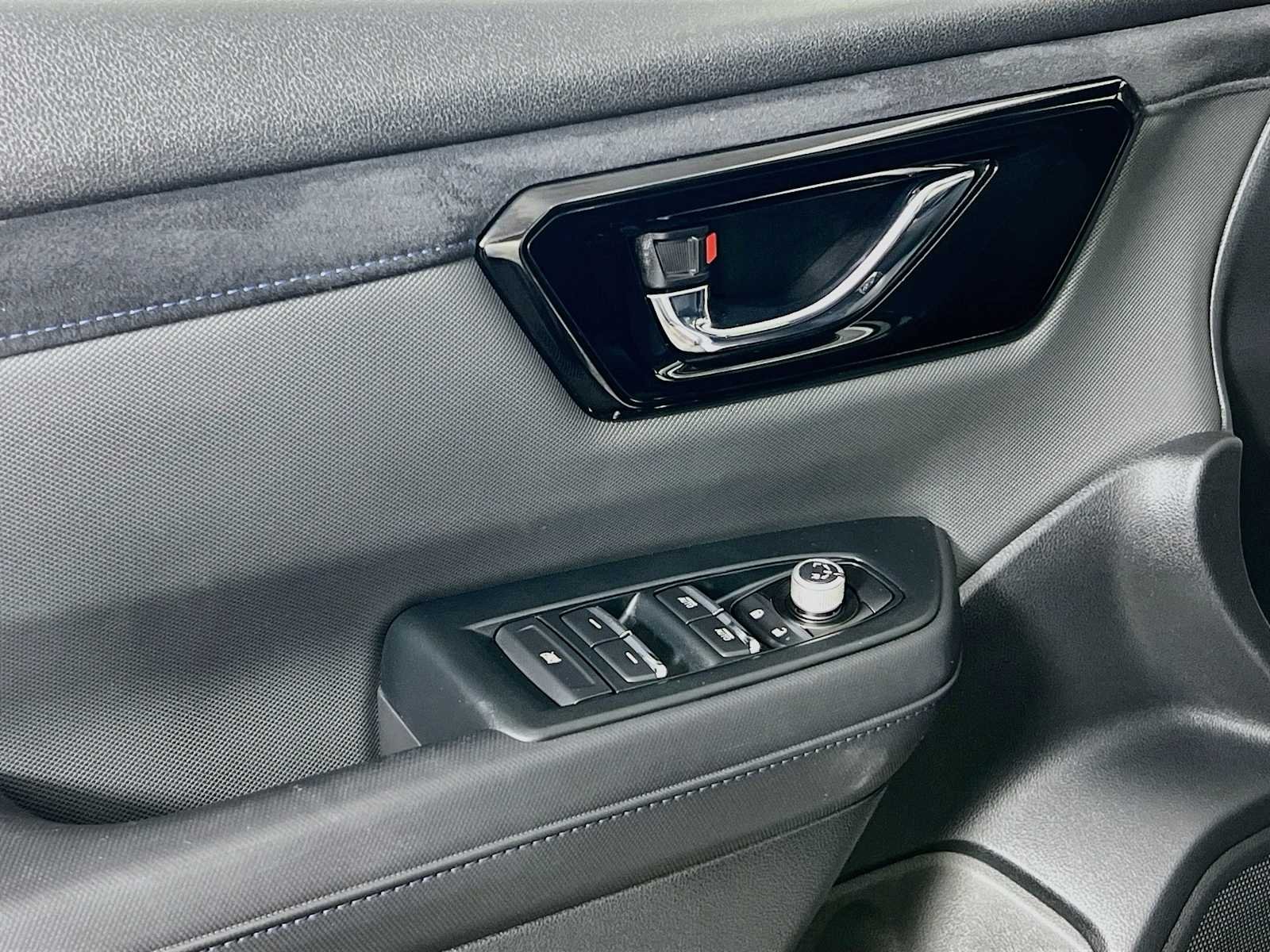 Used 2025 Crystal White Pearl Subaru Limited image 18