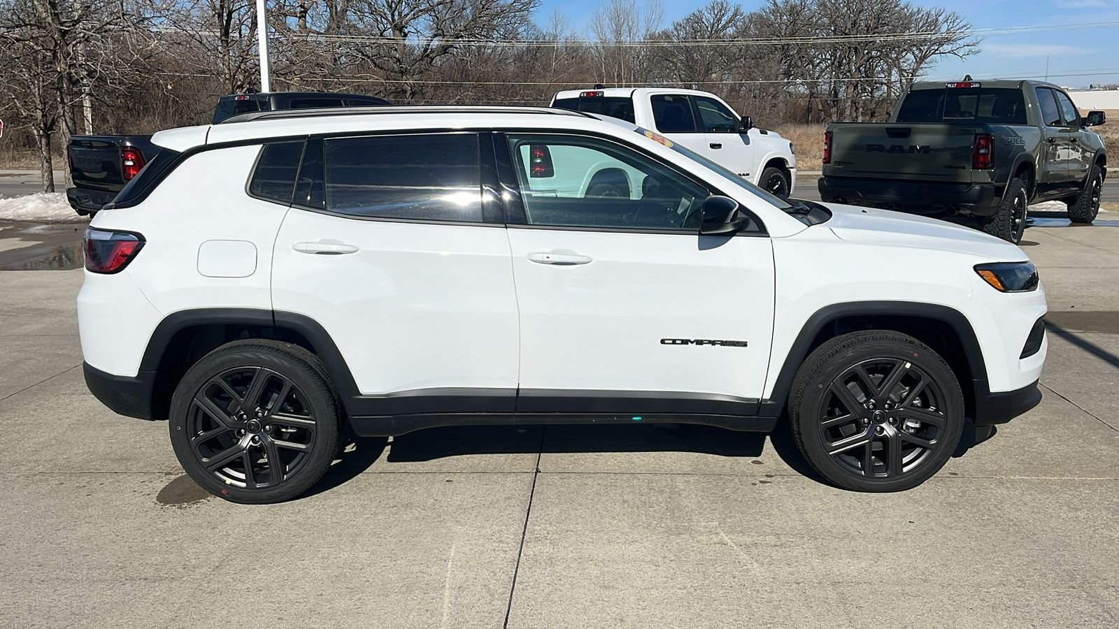 New 2026 Bright White Clear-Coat Exterior Paint Jeep Latitude image 9