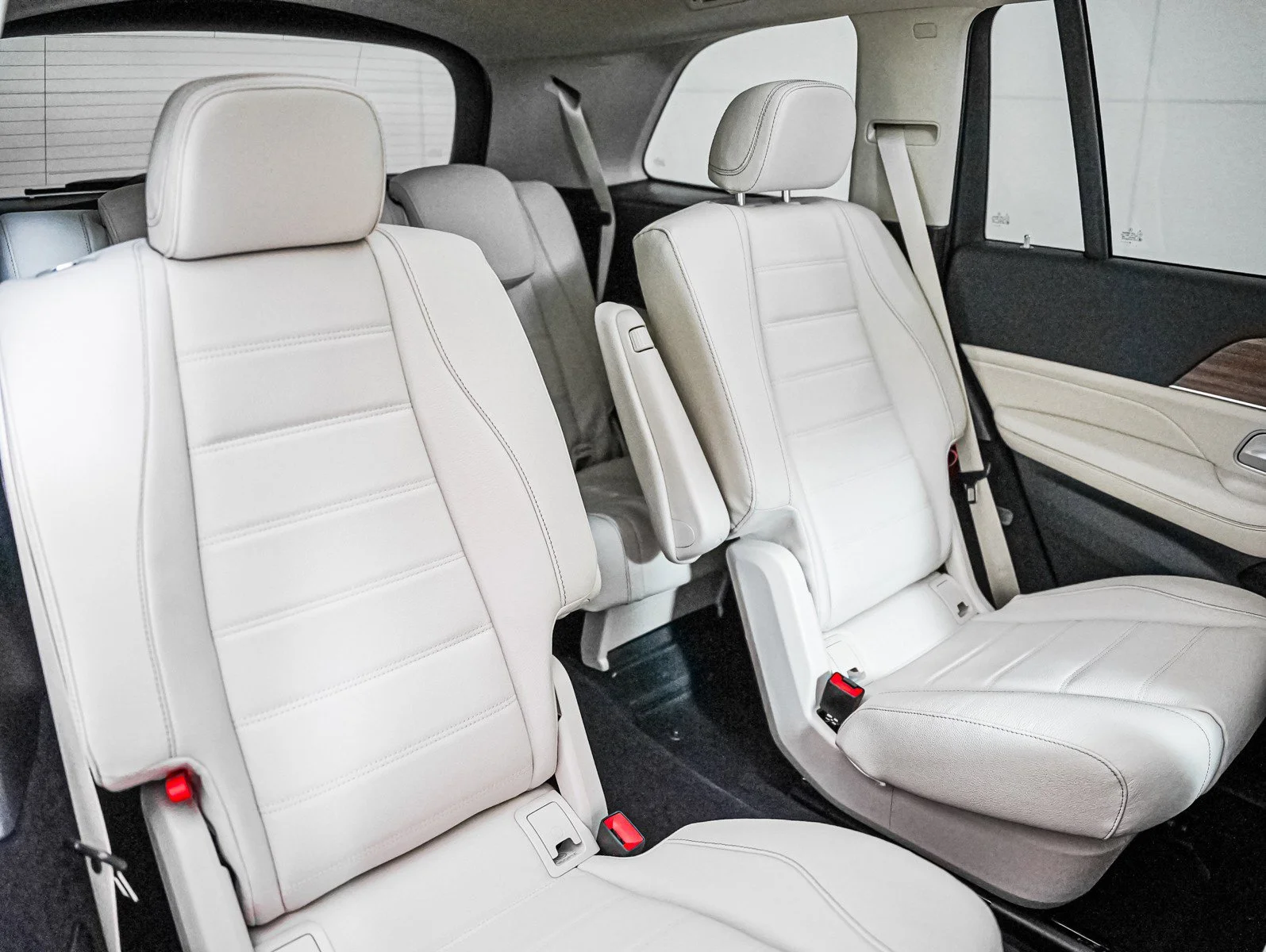 New 2026 Polar White Mercedes-Benz 4MATIC® image 13