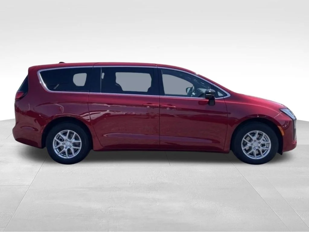 New 2027 Red Hot Pearl-Coat Exterior Paint Chrysler Select image 6
