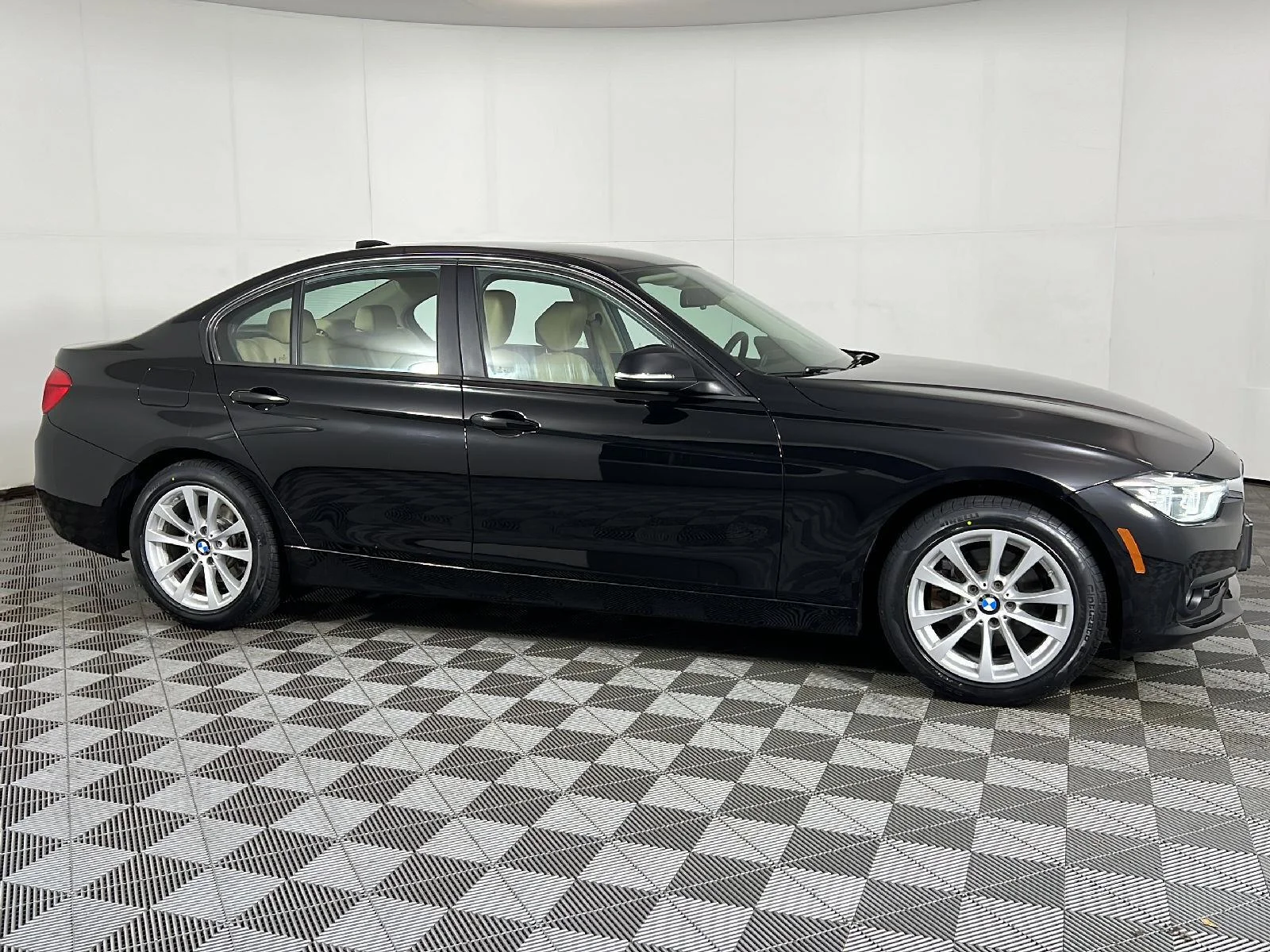 Used 2018 Jet Black BMW 320i xDrive image 3