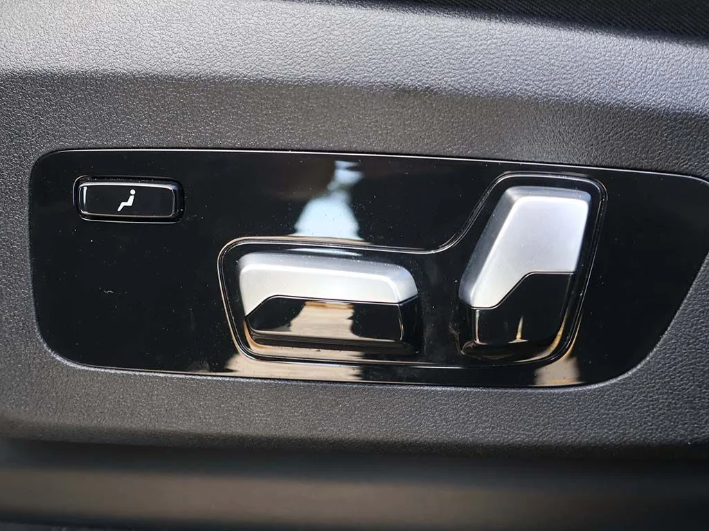 Used 2023 White BMW M60i image 47
