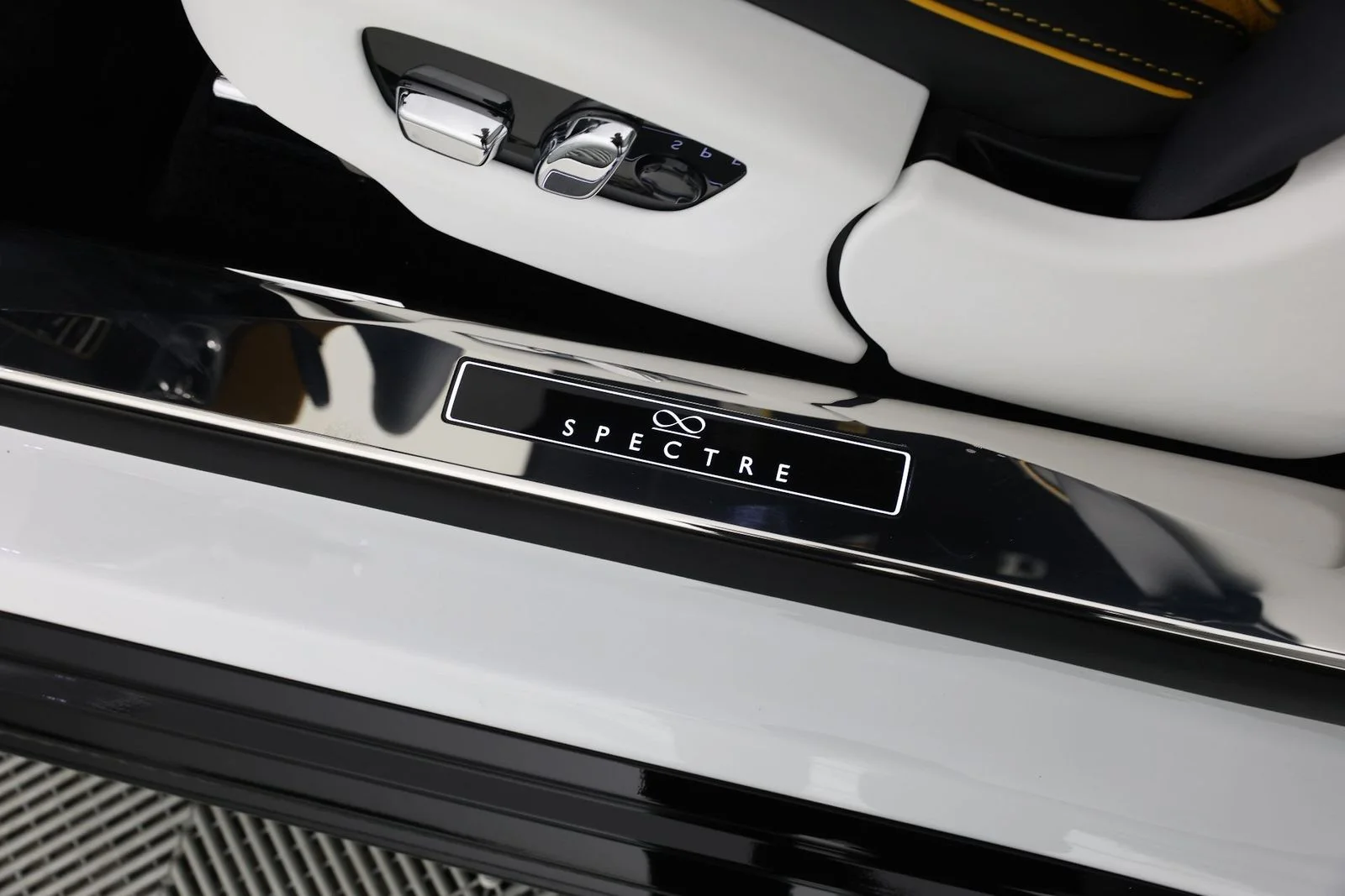 New 2025 Arctic White Rolls-Royce Black Badge image 31