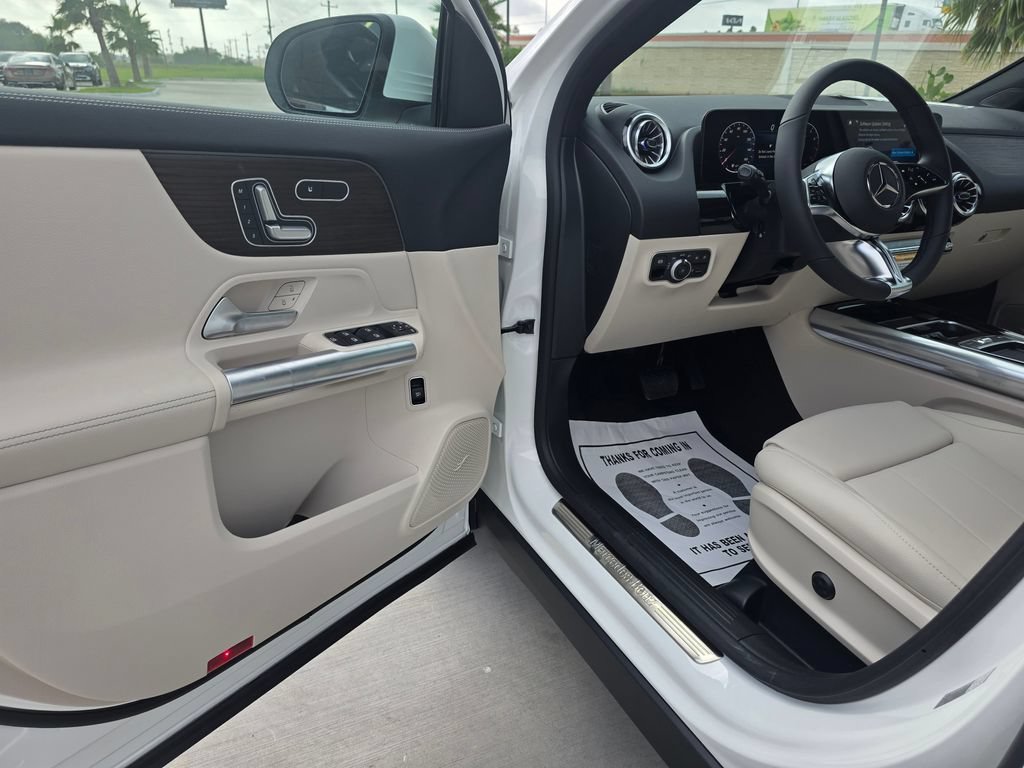 New 2026 Polar White Mercedes-Benz GLA 250 image 37
