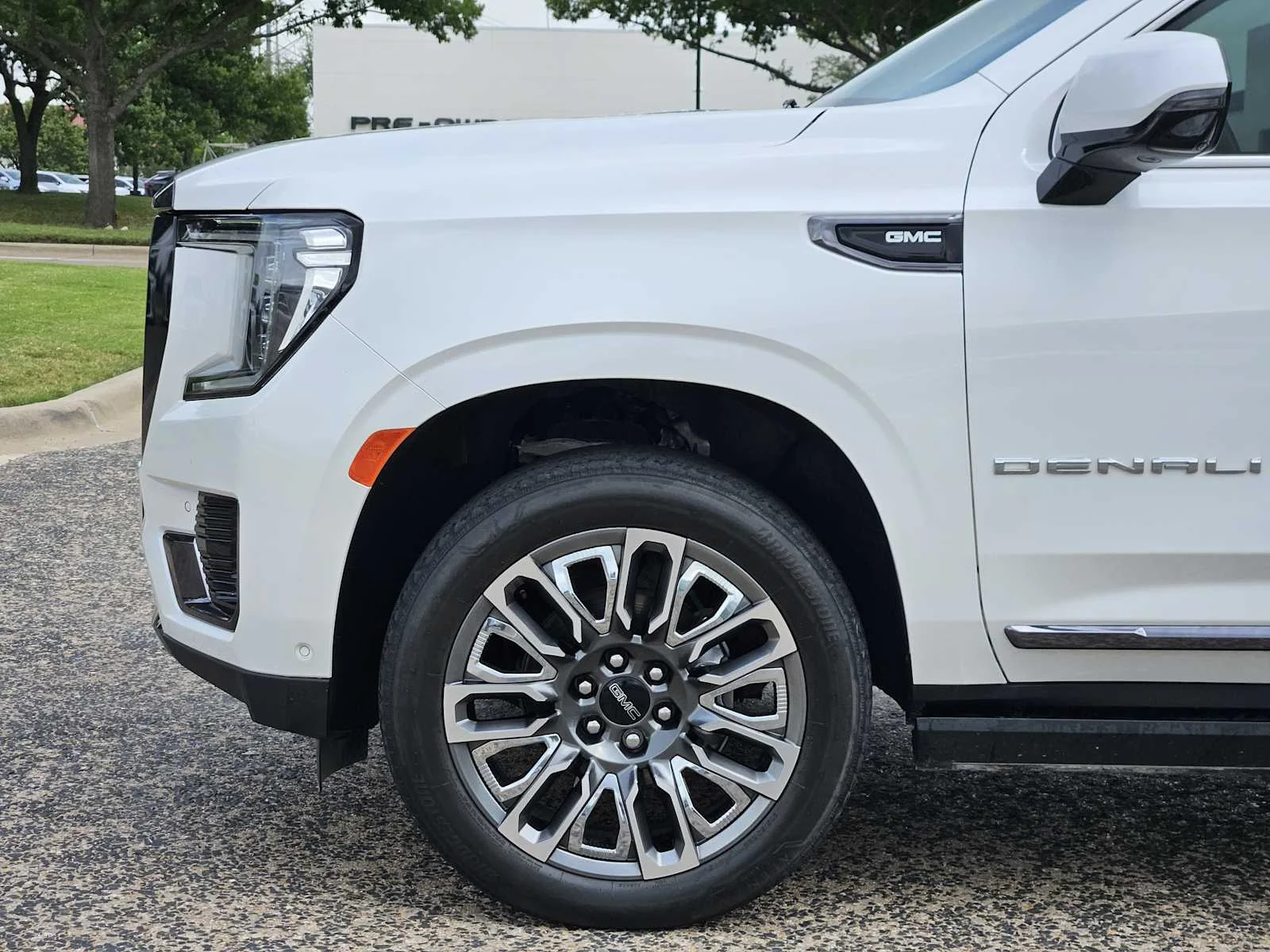 Used 2023 White Frost Tricoat GMC Denali Ultimate image 5
