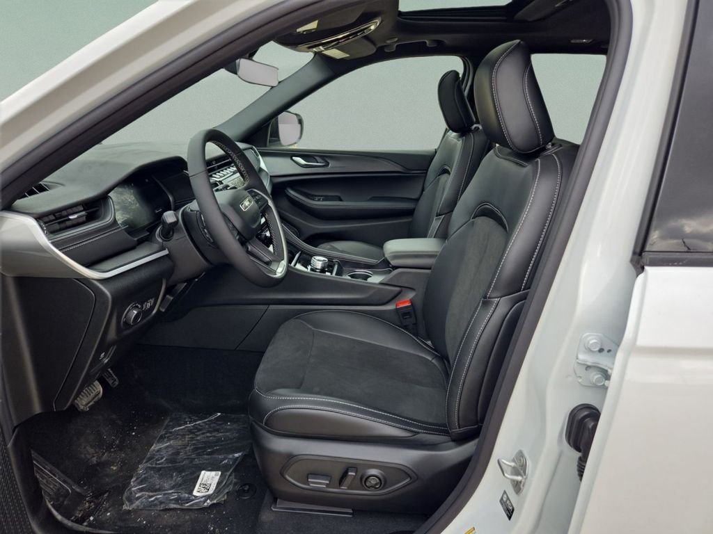 New 2025 Bright White Clear-Coat Exterior Paint Jeep Altitude X image 18