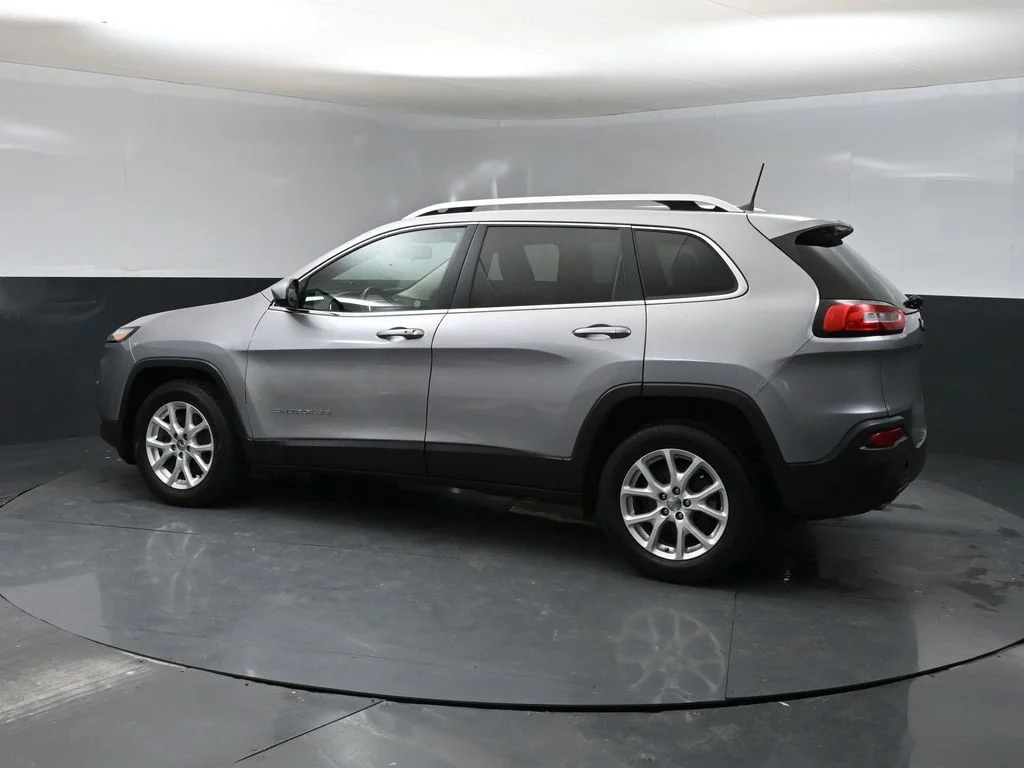 Used 2018 Silver Jeep Latitude Plus image 4