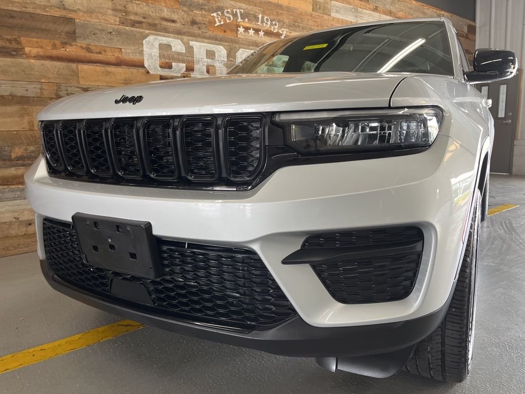 Used 2023 Silver Jeep Altitude X image 9