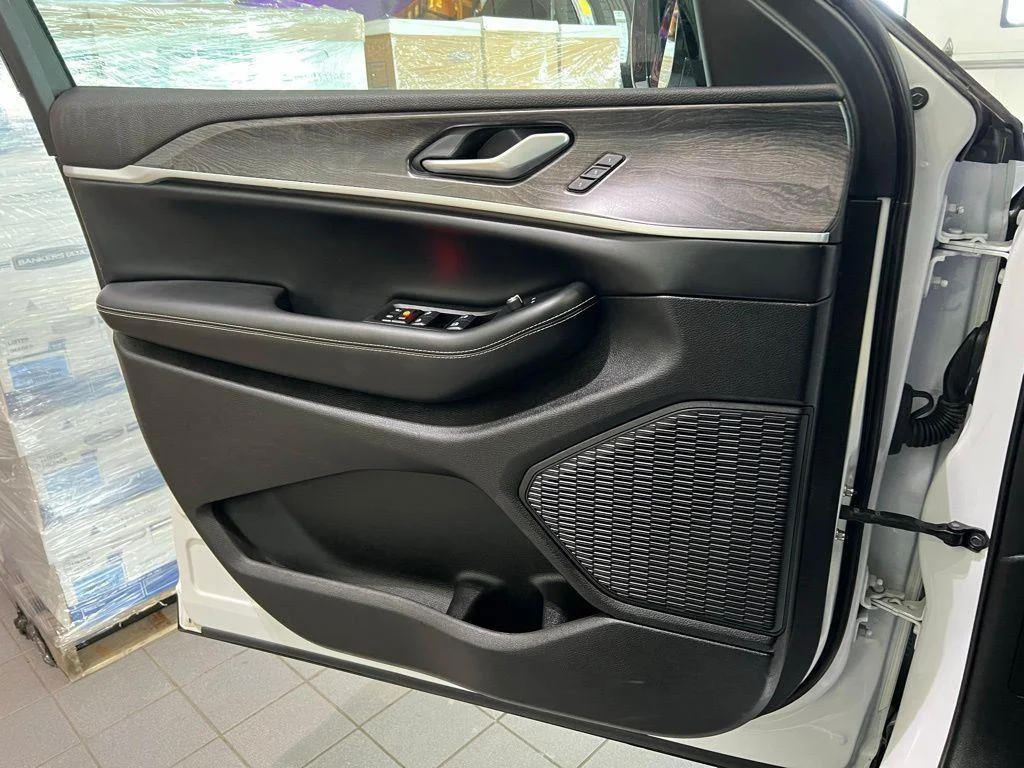 Used 2024 Wh Jeep Limited image 17