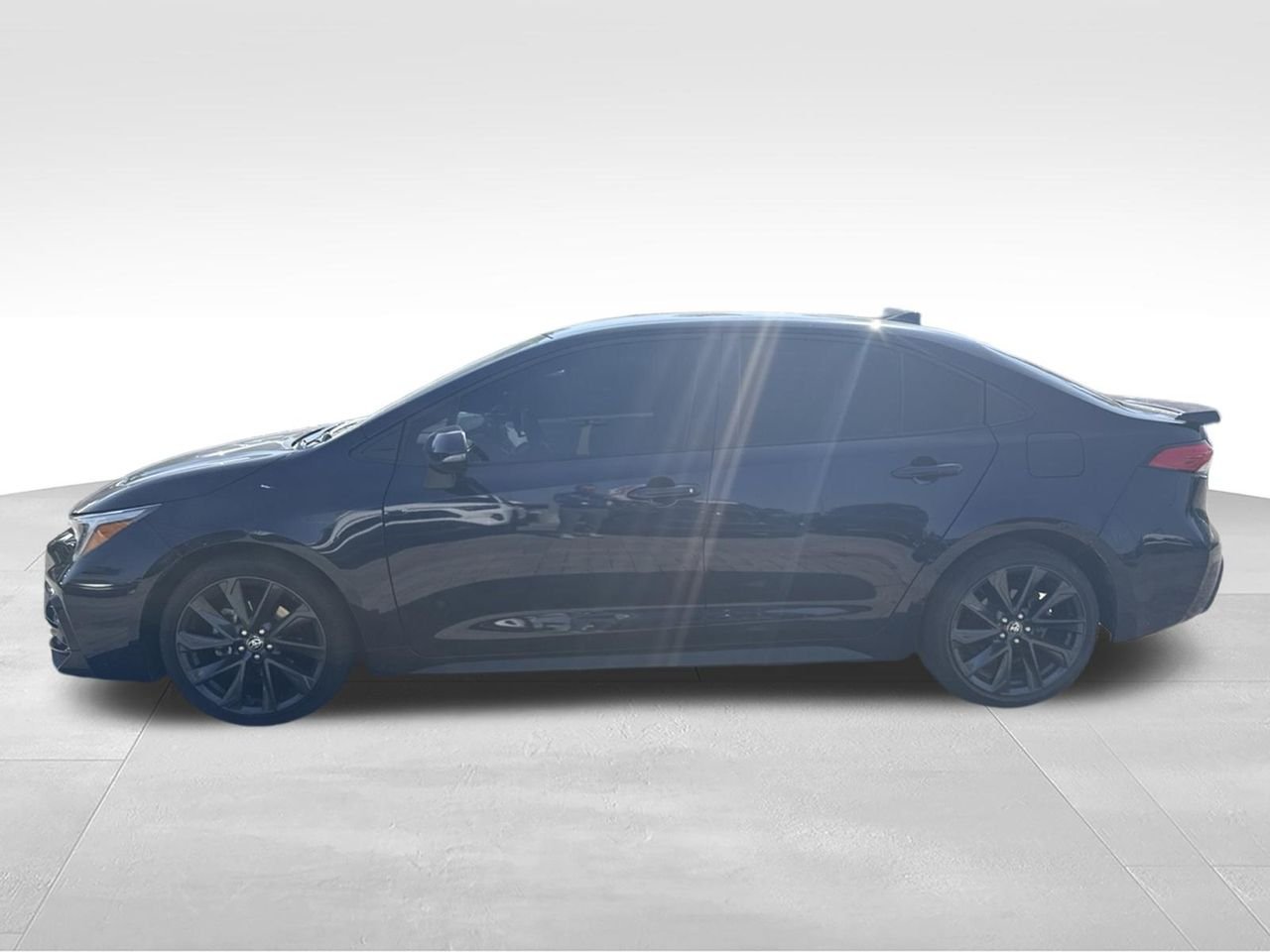 Used 2025  Toyota SE image 4