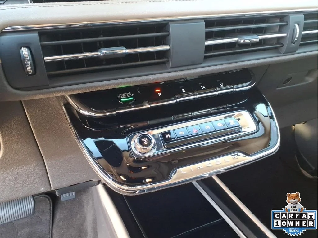 Used 2023 White Lincoln Standard image 26