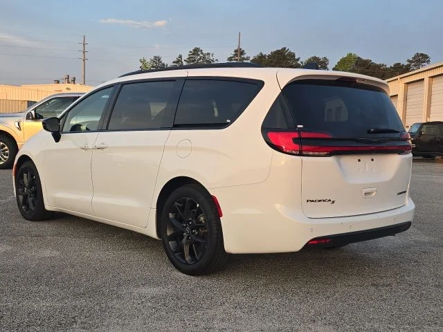 Used 2025 White Chrysler Limited image 3
