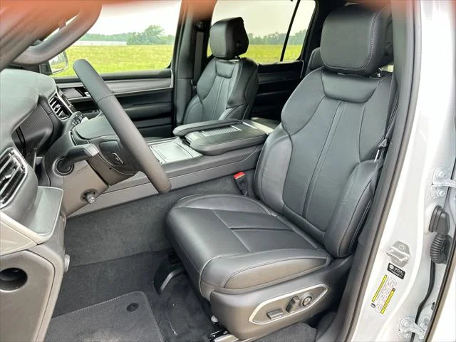 New 2026 Bright White Clear-Coat Exterior Paint Jeep Limited Altitude image 11