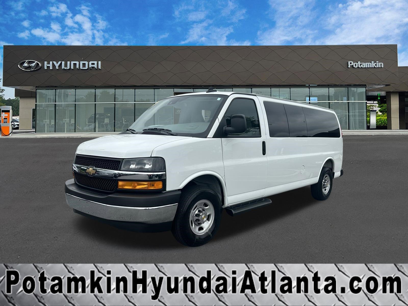 2025 Chevrolet Express 3500 LT Extended's photo
