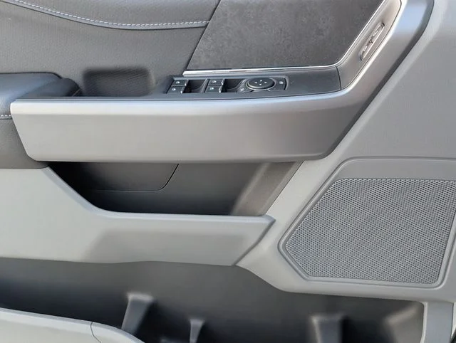 New 2025 Oxford White Ford XLT image 13