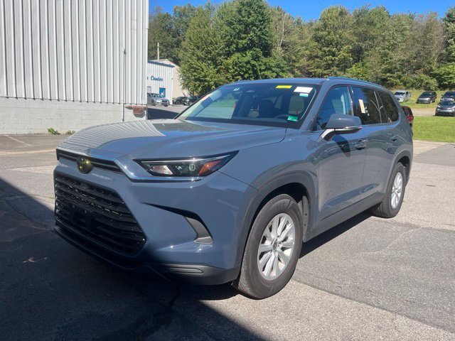 Used 2025 White Toyota XLE image 9