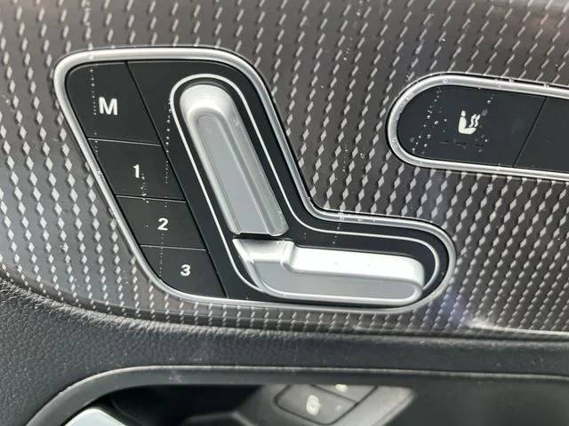 Used 2020  Mercedes-Benz GLB 250 image 16