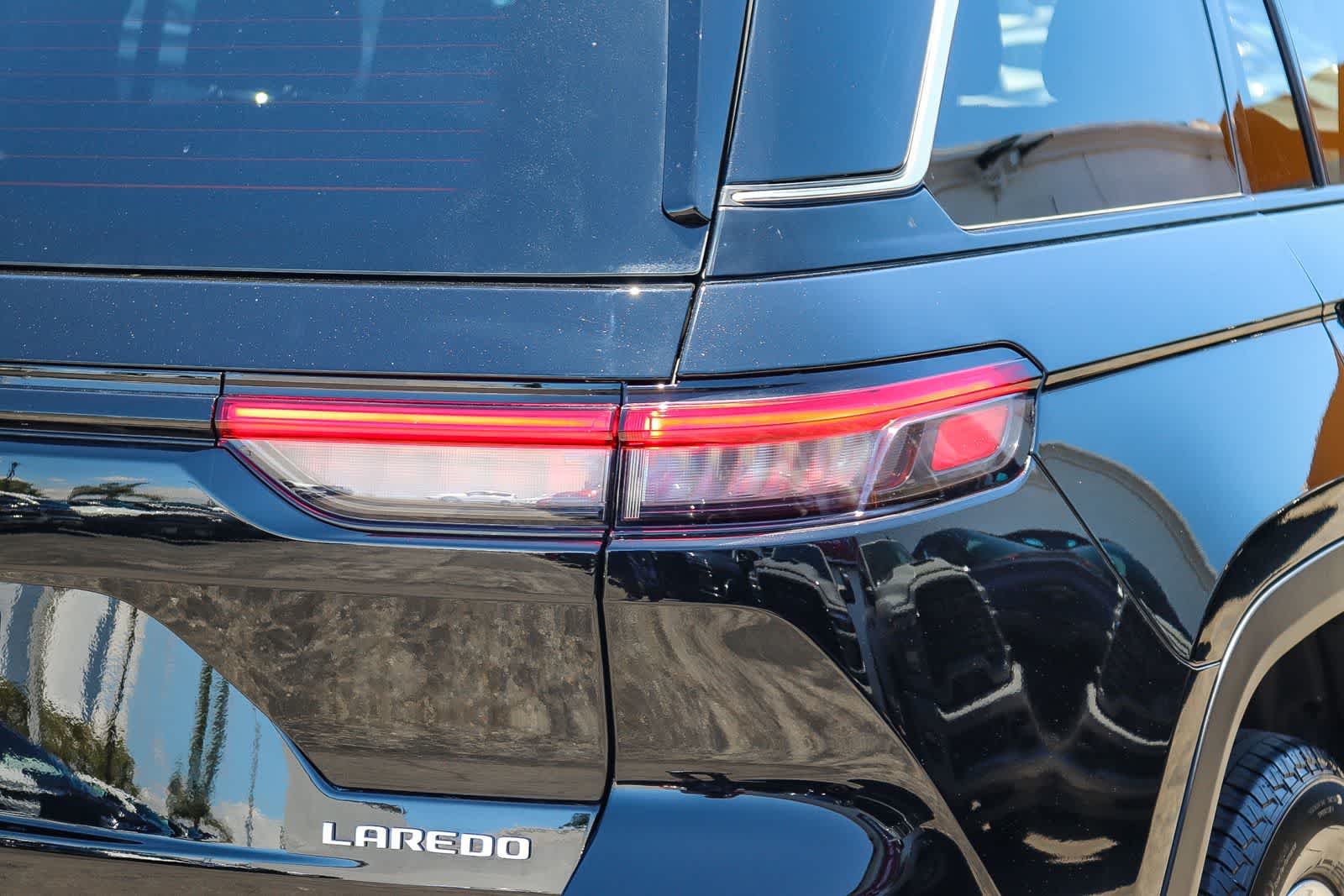 Used 2025 Diamond Black Crystal Pearlcoat Jeep Laredo X image 8