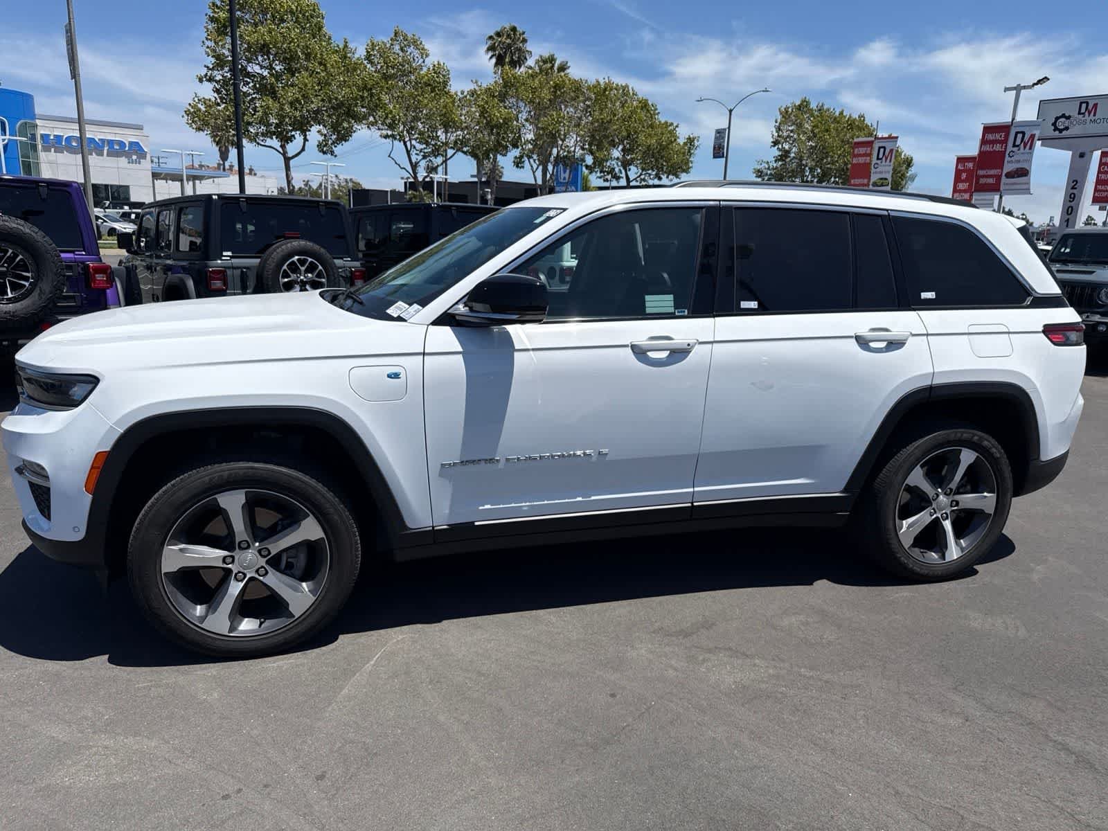 Used 2023 Bright White Clearcoat Jeep  image 22