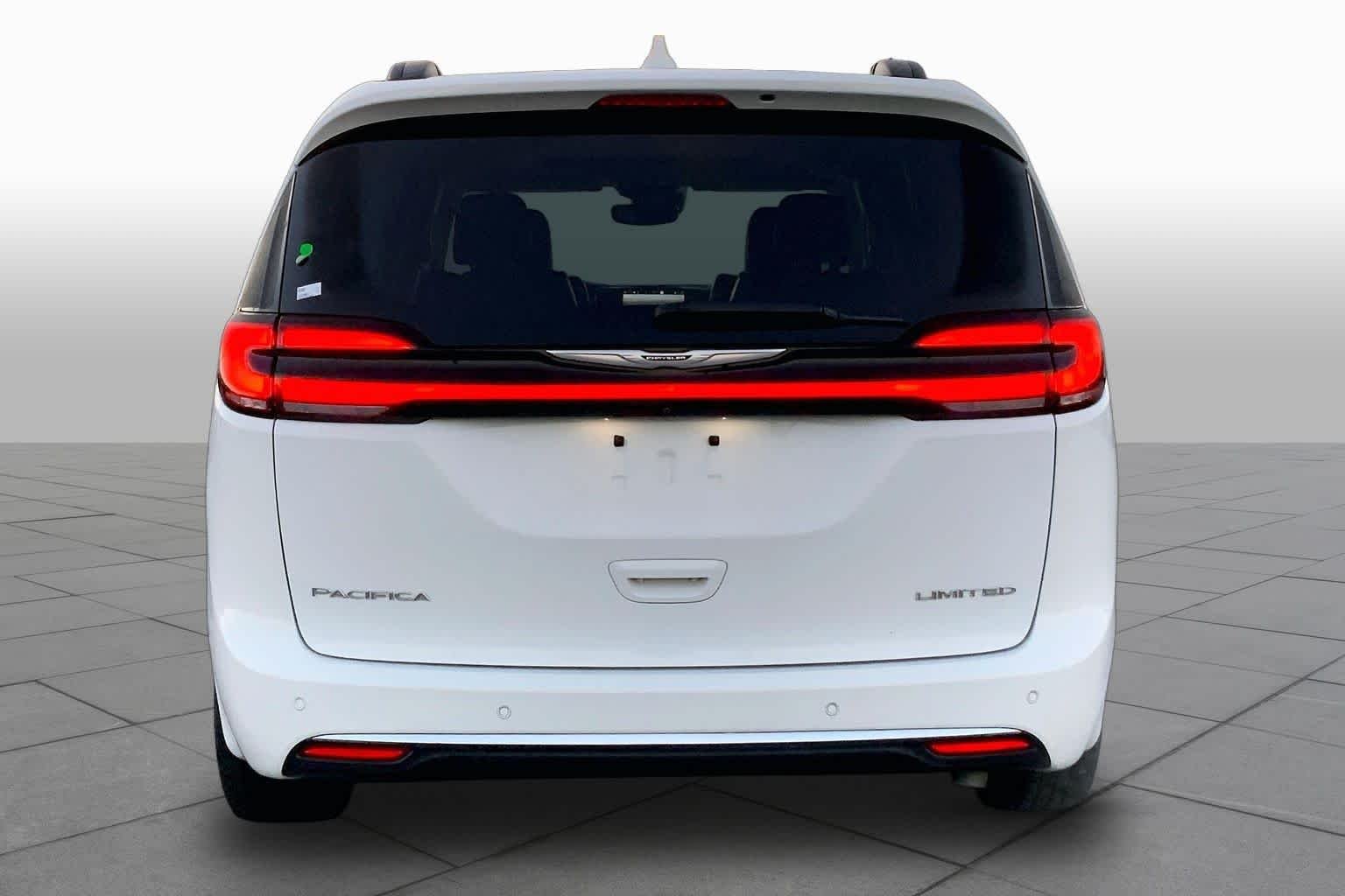 Used 2022 Bright White Clearcoat Chrysler Limited image 5