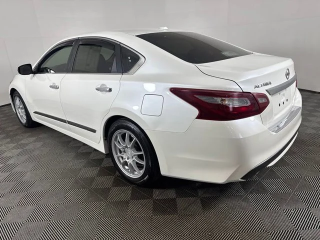 Used 2018 White Nissan 2.5 SL image 6