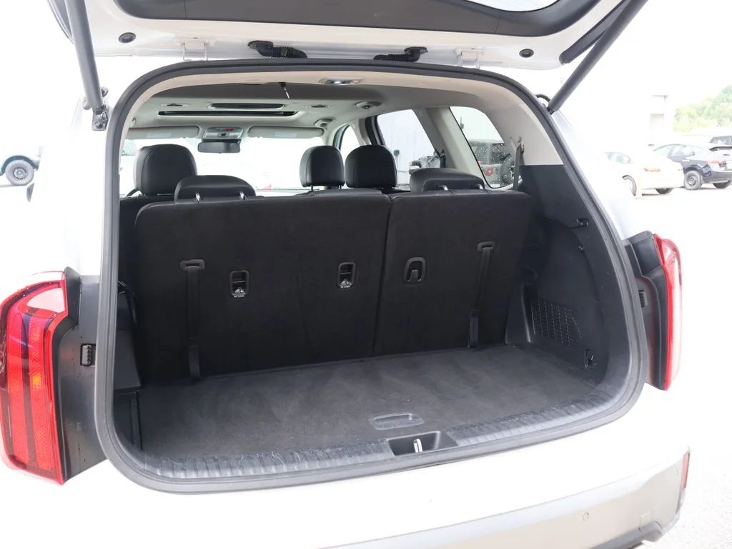 Used 2025 White Kia S image 15