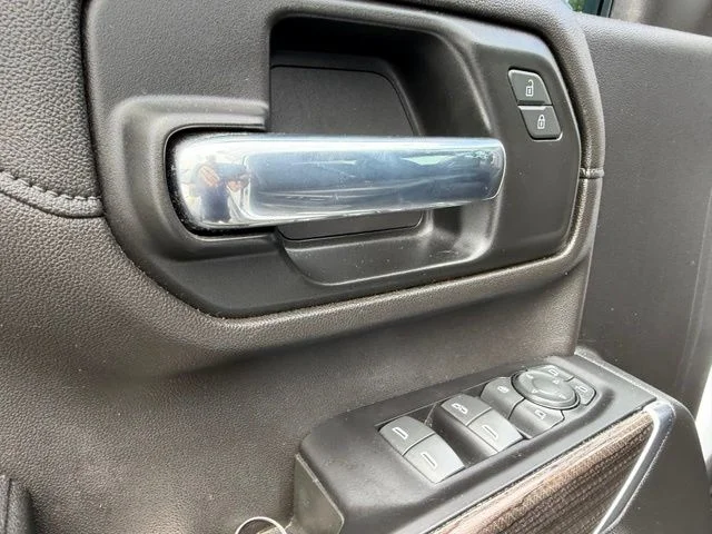 Used 2022 White Chevrolet LT image 10
