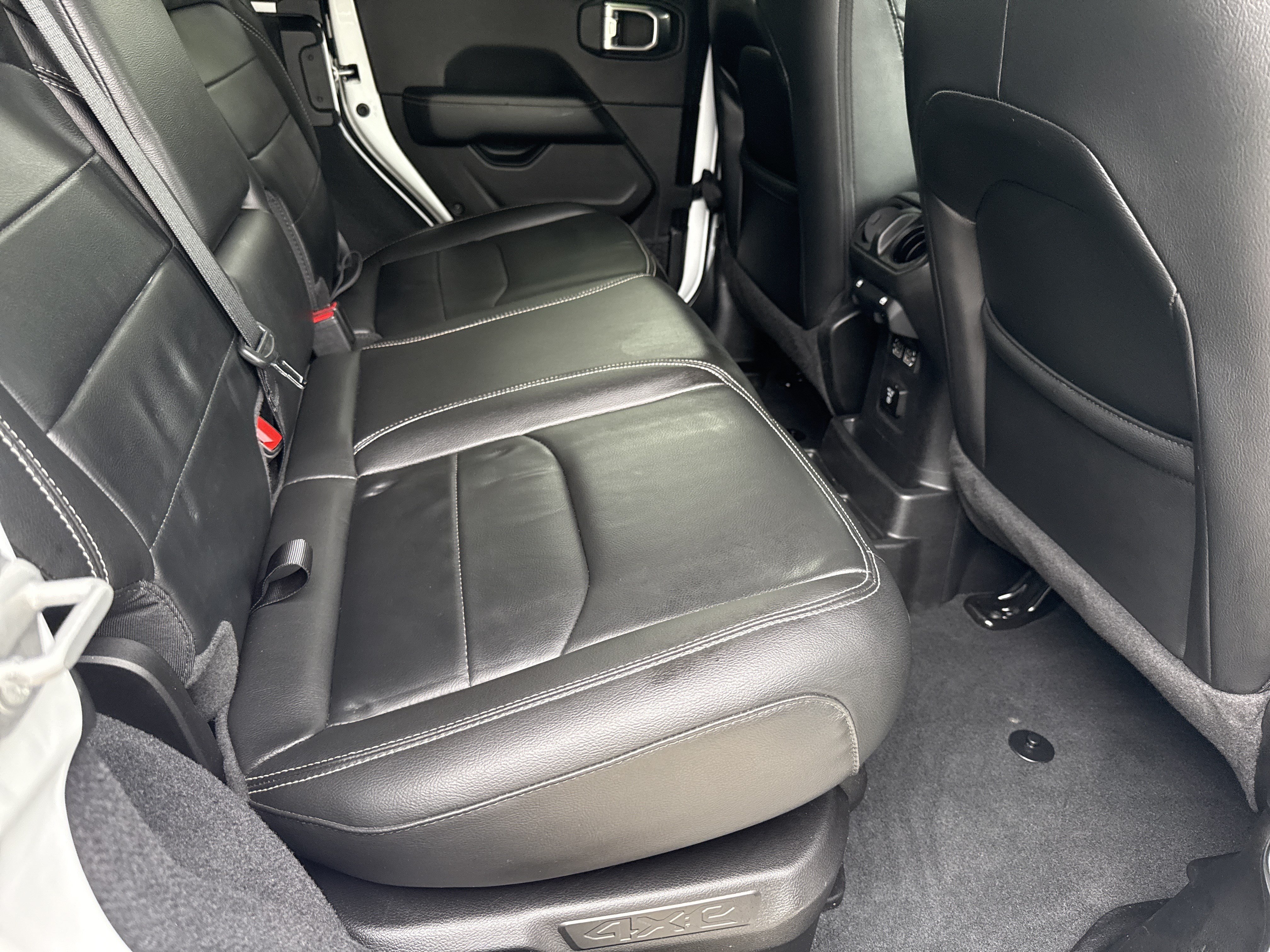 Used 2022 Bright White Clearcoat Jeep Unlimited Sahara image 17