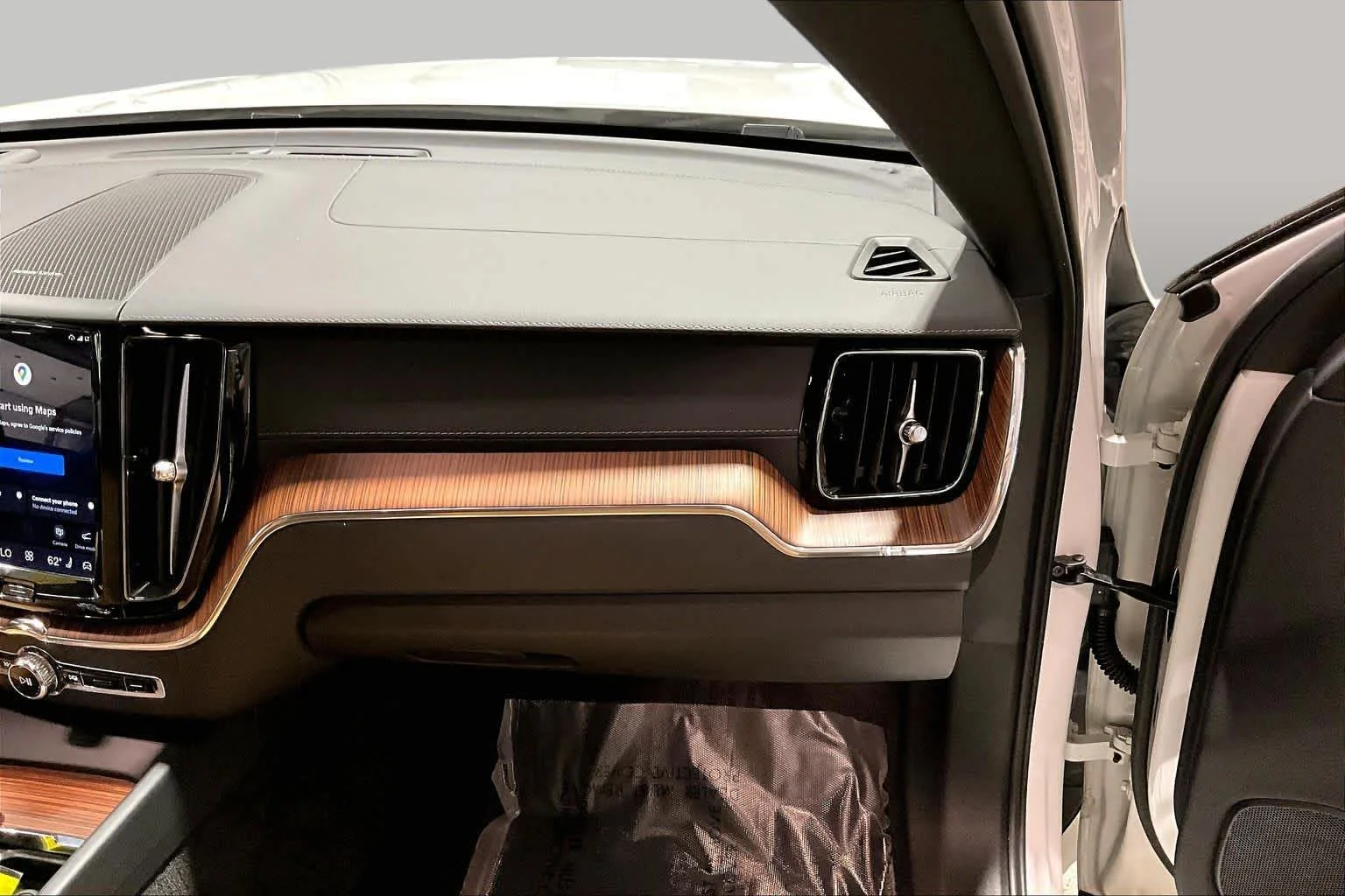 Used 2023 Crystal White Metallic Volvo Ultimate Bright Theme image 19