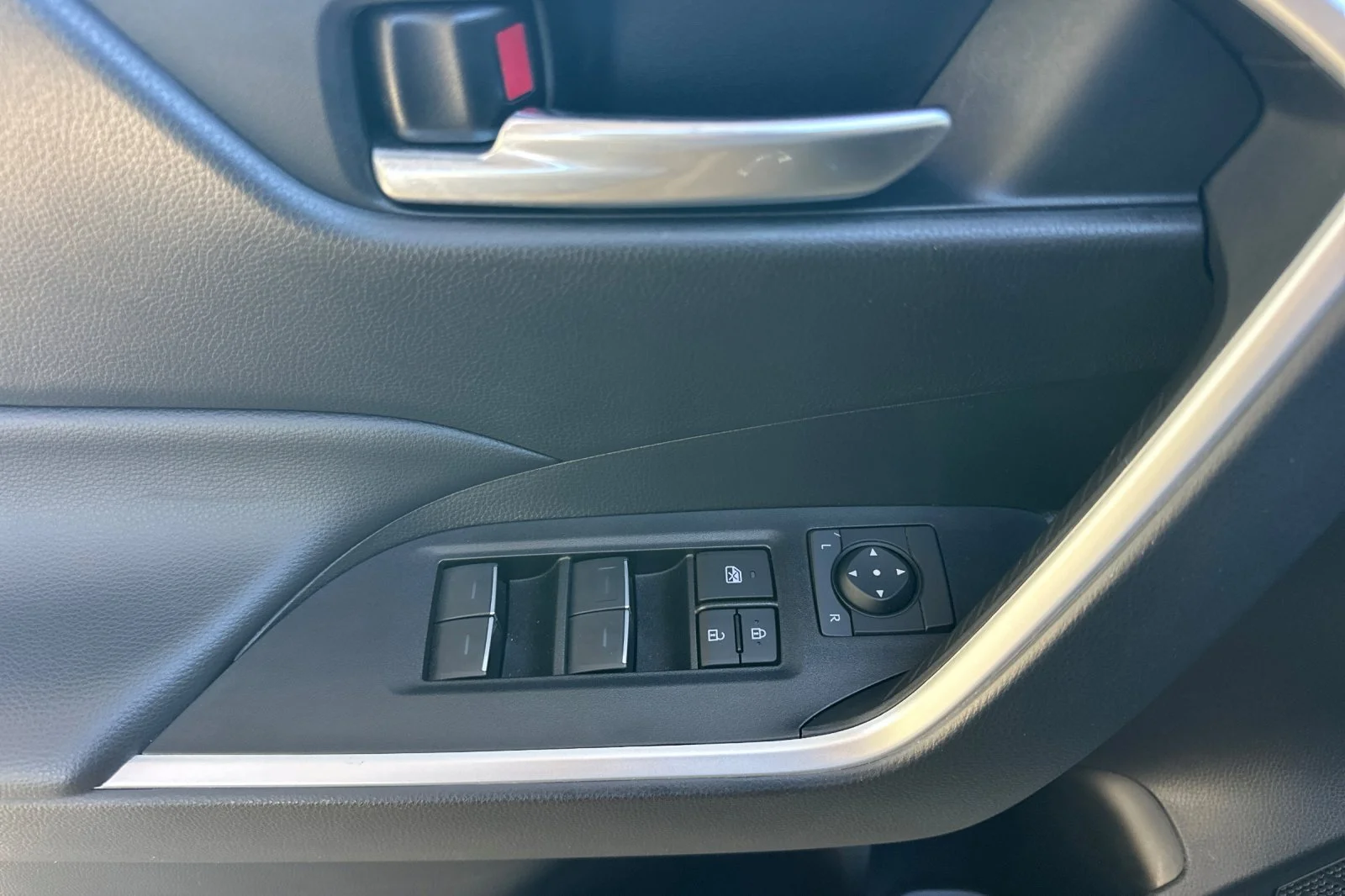 2023 Toyota RAV4 XLE - Photo 19