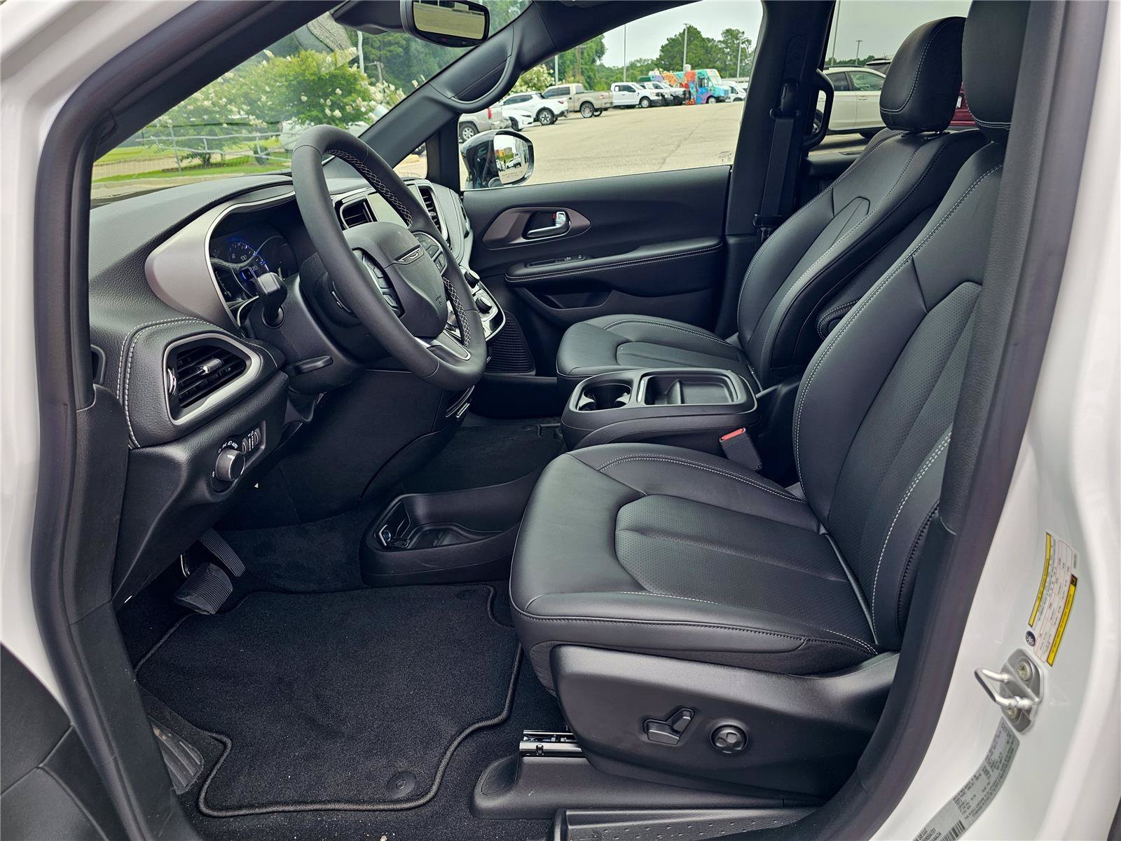 New 2027 Bright White Clearcoat Chrysler Select image 16