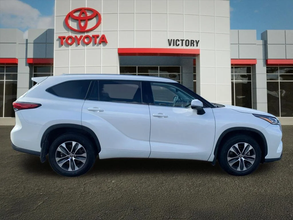 Used 2020 White Toyota XLE image 2