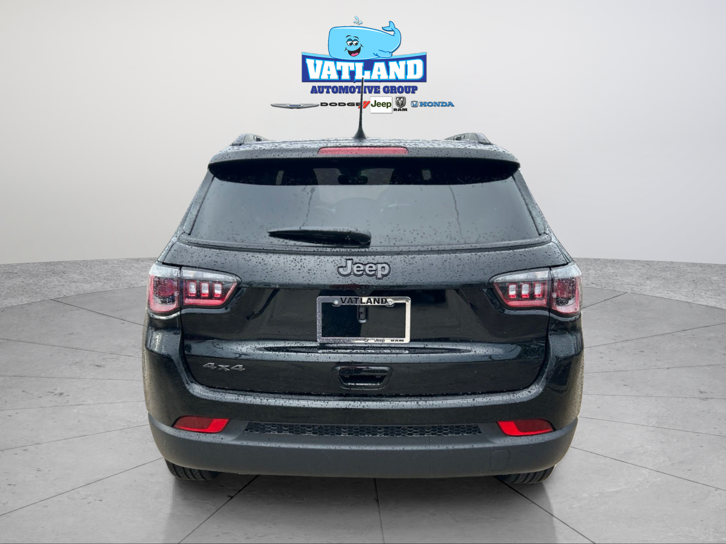 New 2026 Diamond Black Crystal Pearl-Coat Exterior Paint Jeep Latitude image 4