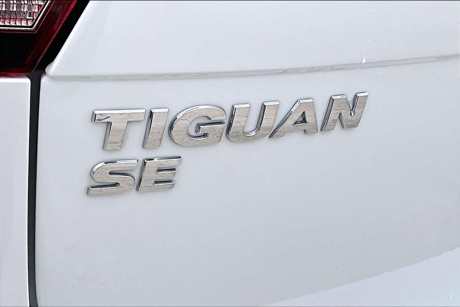 Used 2018 Pure White Volkswagen SE image 29
