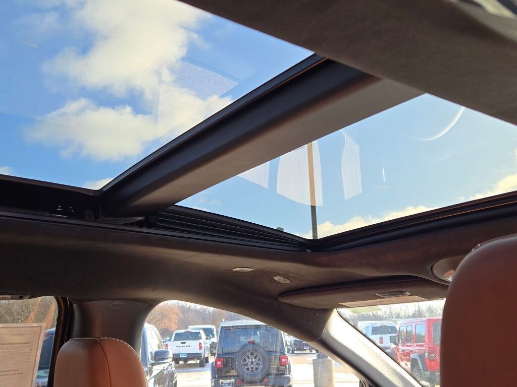 New 2026 Diamond Black Crystal Pearl-Coat Exterior Paint Chrysler Pinnacle image 3