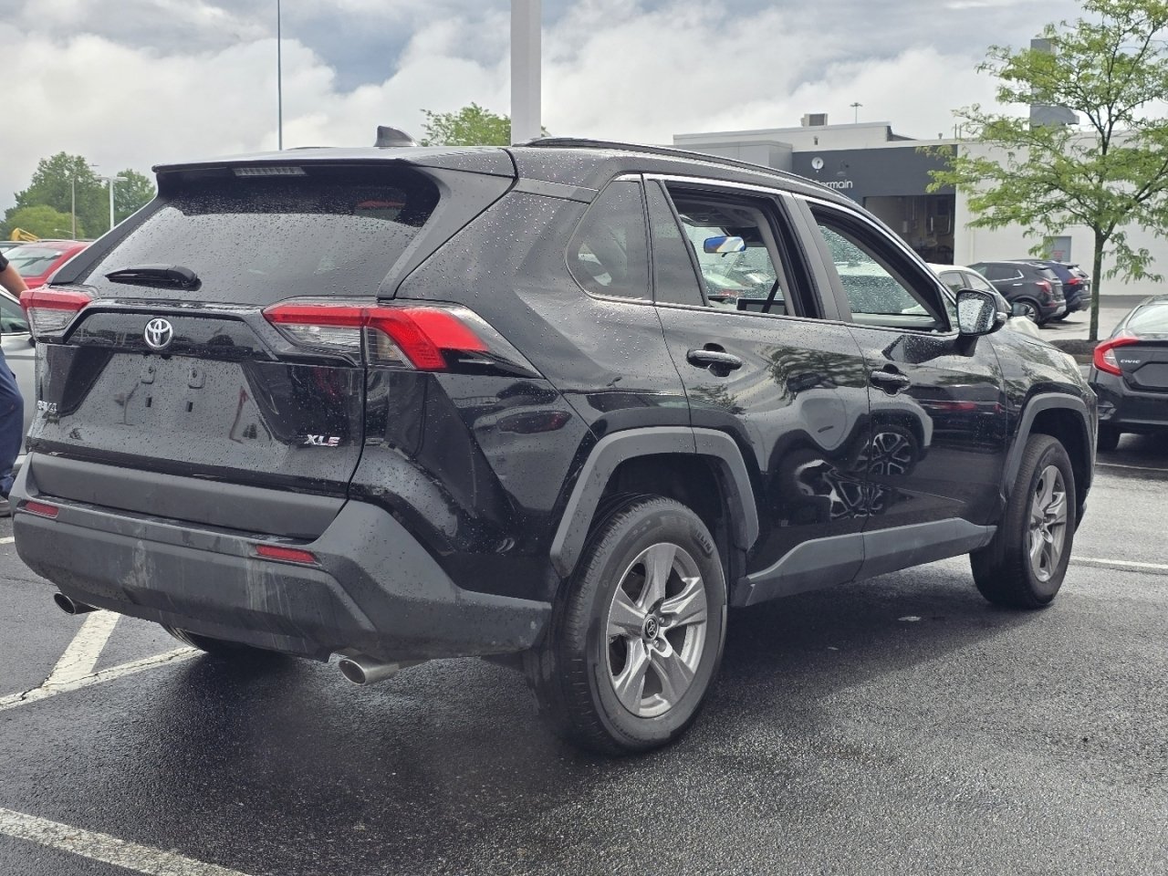 2025 Toyota RAV4 XLE - Photo 7