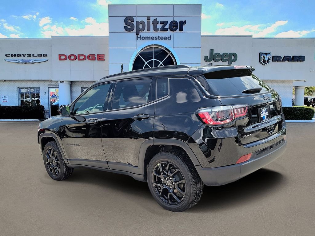 New 2026 Diamond Black Crystal Pearl-Coat Exterior Paint Jeep Latitude image 3