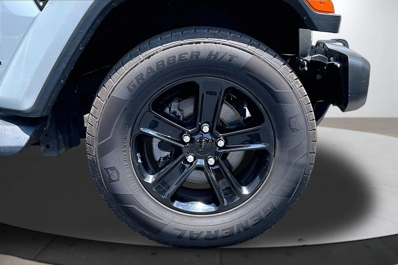 Used 2023 Silver Jeep Sahara image 32