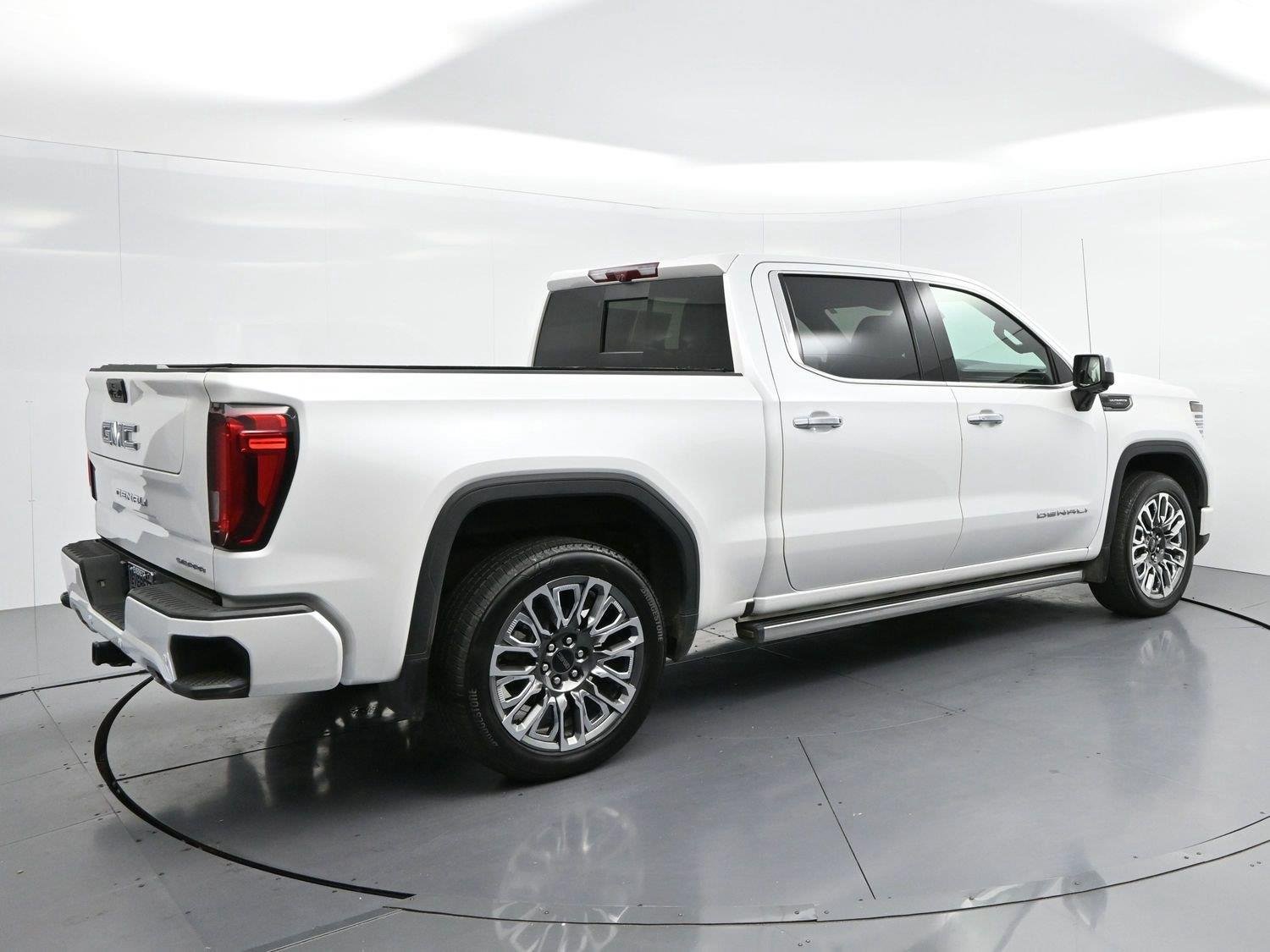 Used 2025 White Frost Tricoat GMC Denali Ultimate image 7