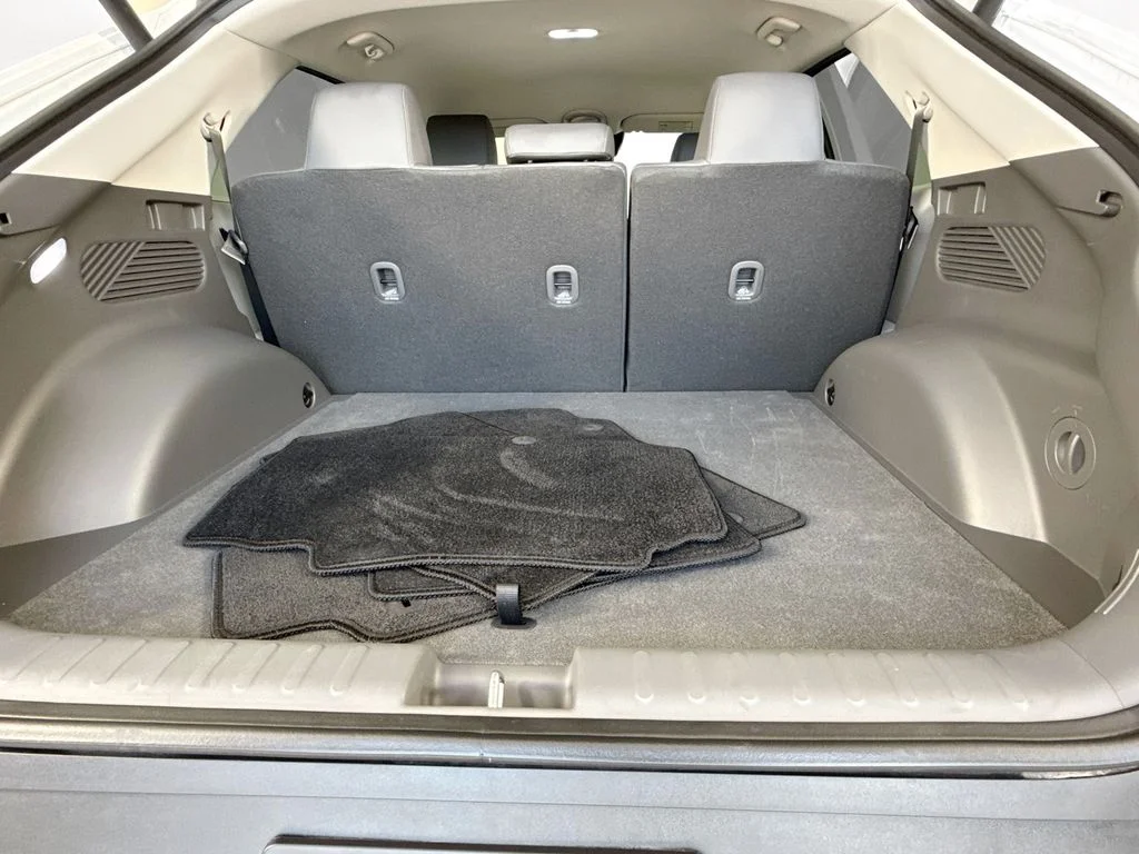 Used 2025 White Hyundai SEL image 24