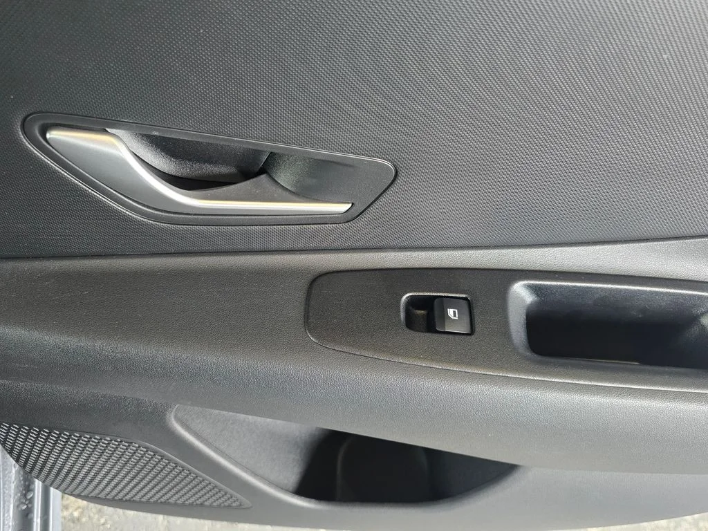 Used 2025  Hyundai SE image 33