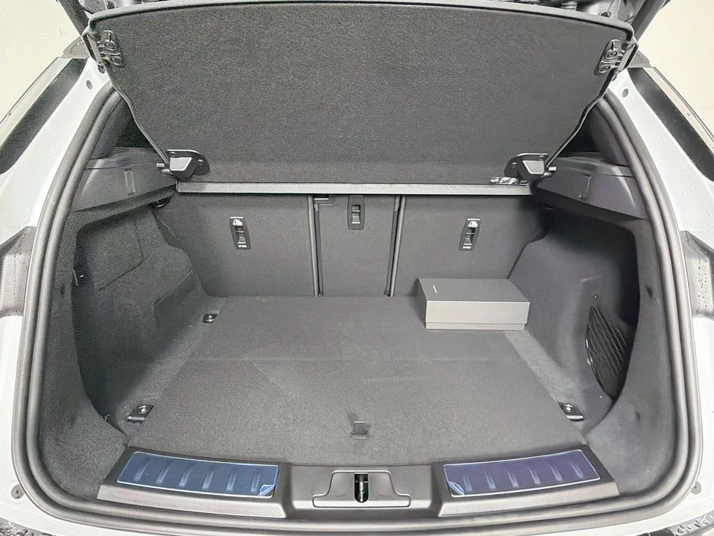 New 2026 Fuji White Land Rover Hoxton Edition image 28