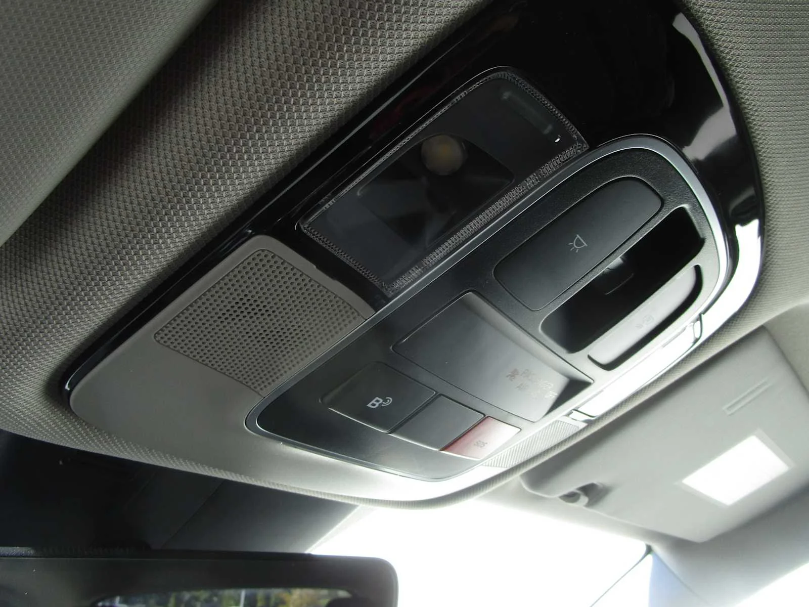 Used 2025 Serenity White Pearl Hyundai SEL Convenience image 26