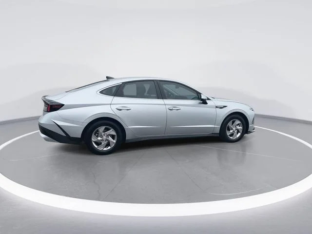 Used 2025 Silver Hyundai SE image 8