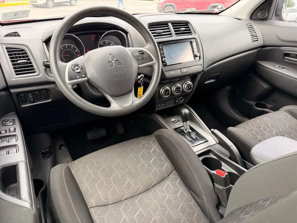 Used 2023 Red Mitsubishi  image 7