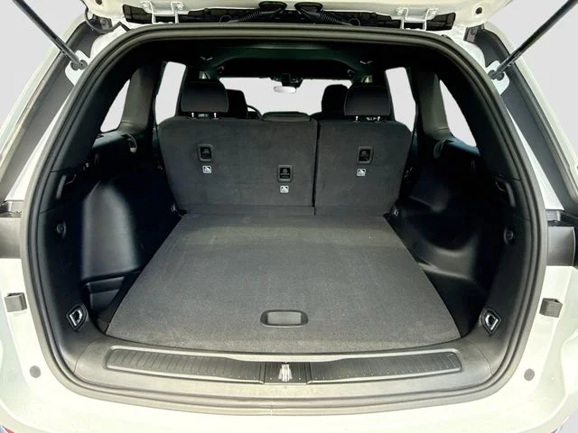 New 2026 Bright White Clear-Coat Exterior Paint Jeep Laredo image 5
