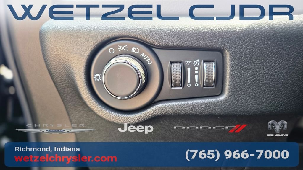 New 2027 Diamond Black Crystal Pearl-Coat Exterior Paint Chrysler Select image 23