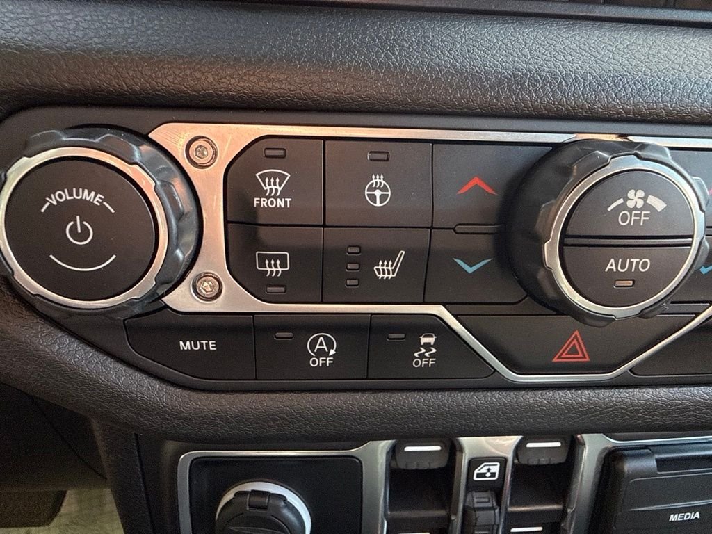 Used 2024 Green Jeep Sport S image 30